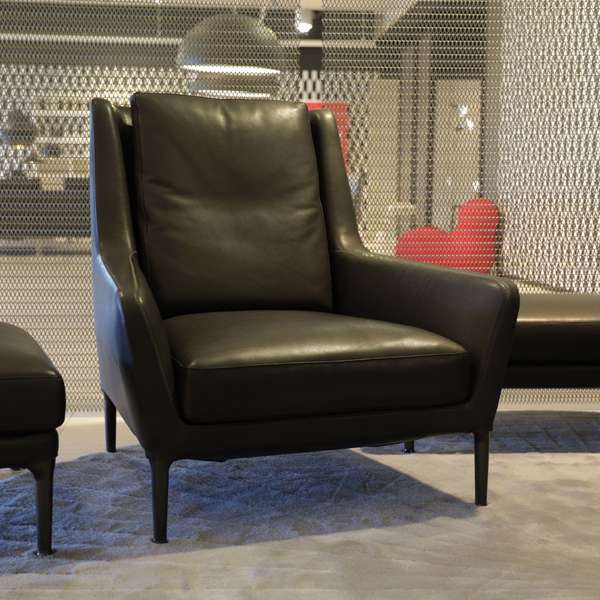 B&B Italia Edouard fauteuil met poef - Showroom