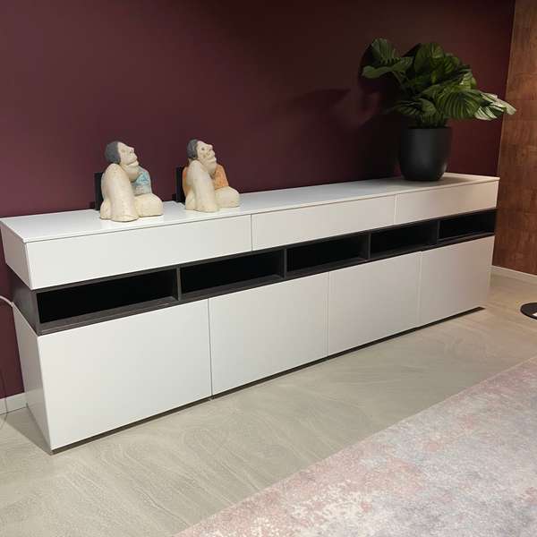 Less is More Pure White dressoir  - Showroom