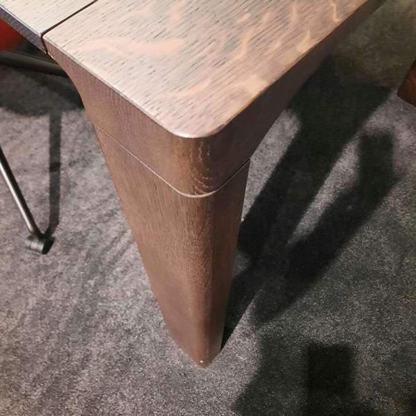 Leolux Yama eettafel - 220x100 uitschuifbaar - Vooraanzicht