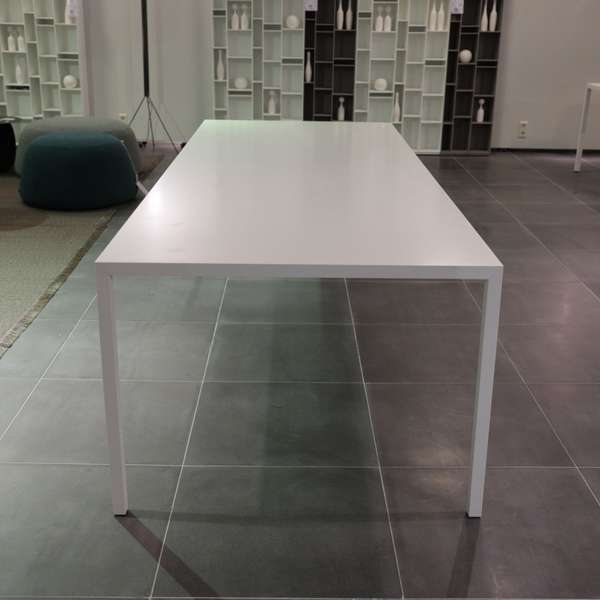 MDF Italia Tense eettafel - 260x100 - Vooraanzicht