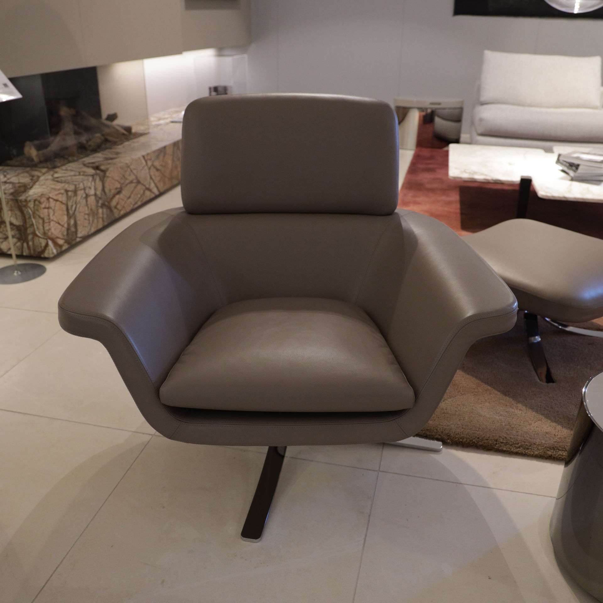gebrek Intensief Redenaar Italiaans Design fauteuil met poef | Showroommodellen.nl