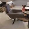 Italiaans design fauteuil met poef - Vooraanzicht
