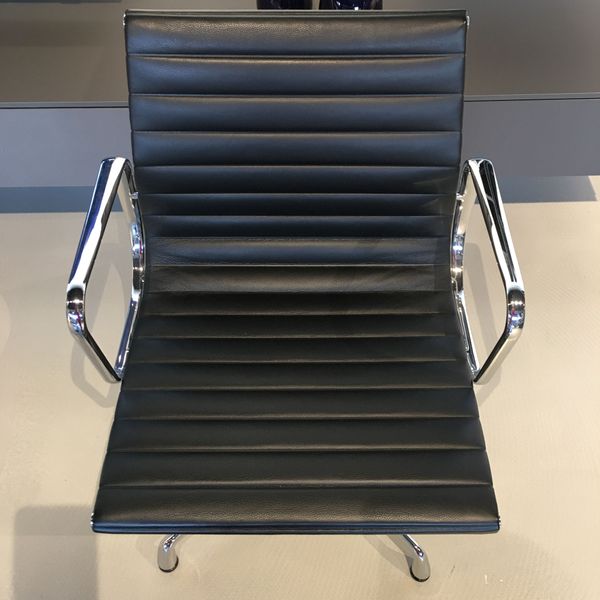 Vitra Aluminium Chair / EA 108 bureaustoel - Showroom