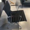 Vitra Aluminium Chair / EA 108 bureaustoel - Zijaanzicht rechts