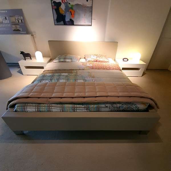 Hülsta Elumo II bed - 180x210 met kast en nachtkastjes  - Showroom