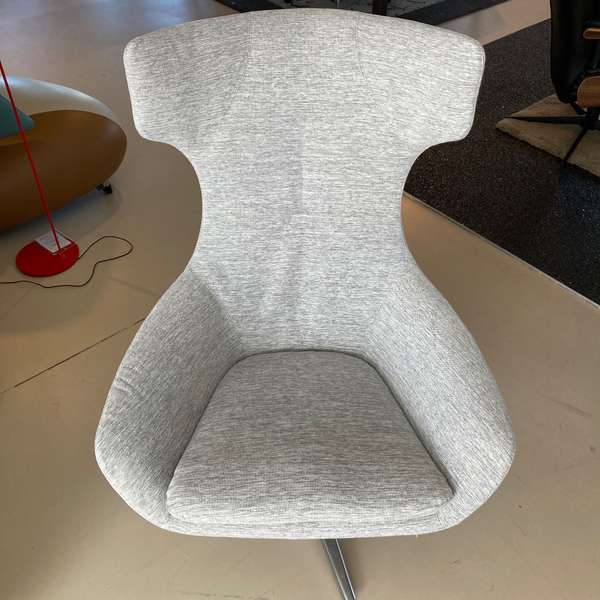 Leolux Caruzzo relaxfauteuil met poef - Showroom