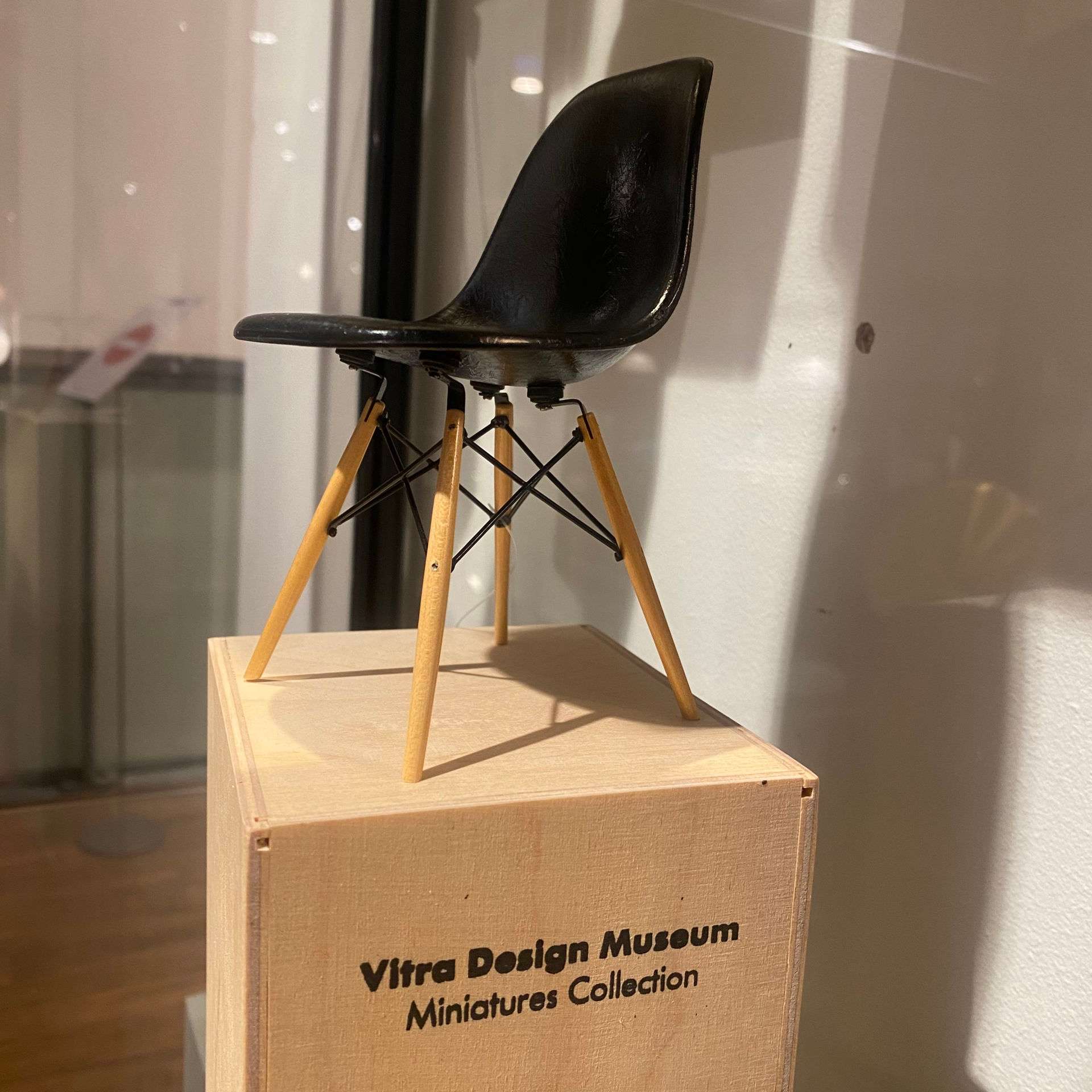 uitblinken Visser lof Vitra Eames DSW Plastic Chair (miniatuur) | Showroommodellen.nl