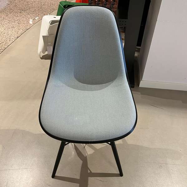 Vitra DSW Plastic Side Chair eetkamerstoel - Showroom