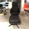 Vitra Grand relaxfauteuil met poef