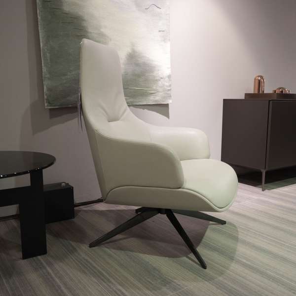 Molteni&C Kensington relaxfauteuil met poef - Vooraanzicht