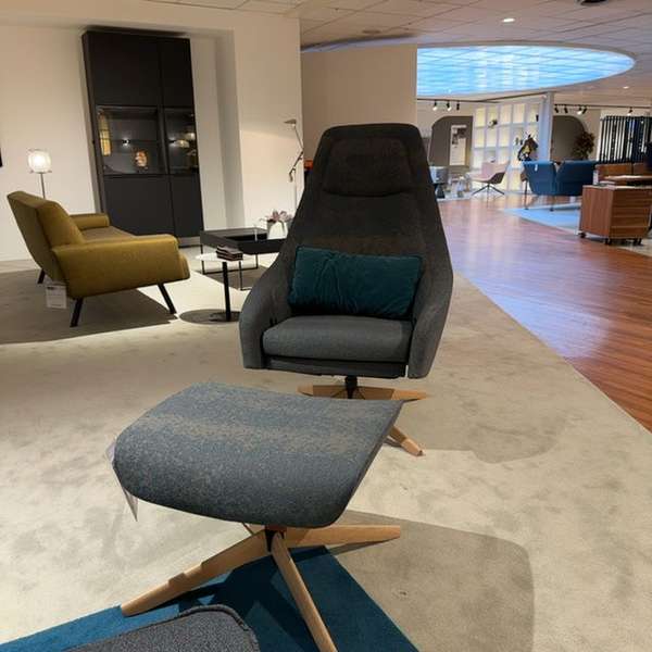 Montis Puk fauteuil met poef - Showroom