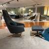 Montis Puk fauteuil met poef - Zijaanzicht rechts
