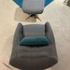 Montis Puk fauteuil met poef - Zijaanzicht links
