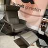 Conform Relieve draaifauteuil met hocker - Showroom