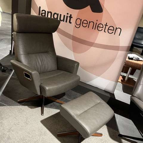 Conform Relieve draaifauteuil met hocker - Showroom