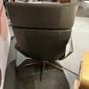Conform Relieve draaifauteuil met hocker - Zijaanzicht rechts