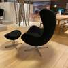 Fritz Hansen Egg fauteuil met poef - Zijaanzicht rechts