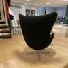 Fritz Hansen Egg fauteuil met poef - Achter aanzicht