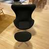 Fritz Hansen Egg fauteuil met poef - Zijaanzicht links