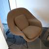 Knoll International Womb fauteuil met ottoman - Zijaanzicht links