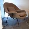 Knoll International Womb fauteuil met ottoman - Vooraanzicht