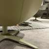 Pode Spot One fauteuil met poef - Zijaanzicht links