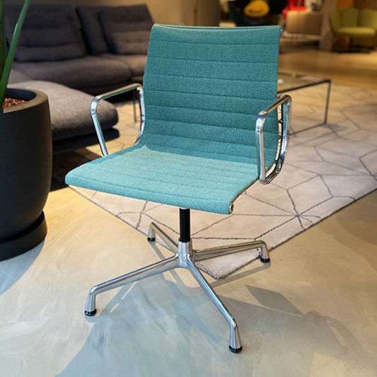 Vitra Aluminum Chair EA 104 - Showroom