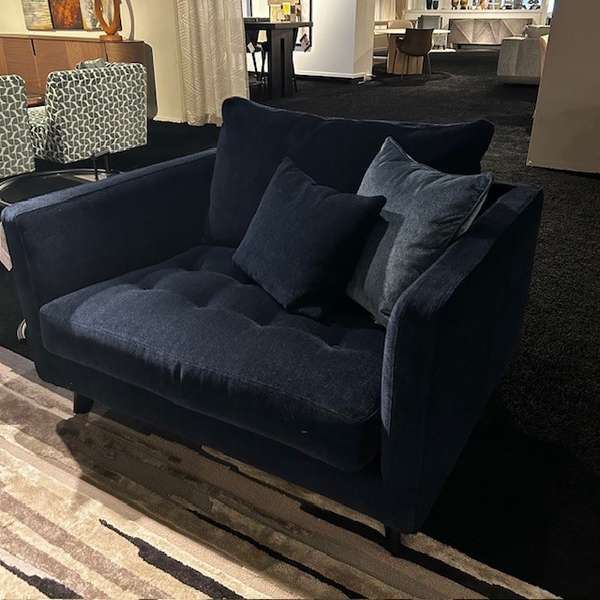 Marac Willy Slim loveseat  - Showroom