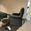 Cassina Maralunga fauteuil met poef - Zijaanzicht rechts