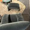 Cassina Maralunga fauteuil met poef - Zijaanzicht links