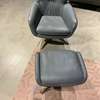 Leolux Lloyd fauteuil met hocker - Achter aanzicht