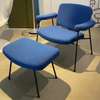 Artifort Moulin Lounge fauteuil en poef - Vooraanzicht