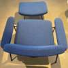 Artifort Moulin Lounge fauteuil en poef - Zijaanzicht links