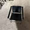 Cassina LC1 fauteuil - Zijaanzicht links