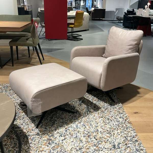 Private Label Kalmar fauteuil met poef - Showroom