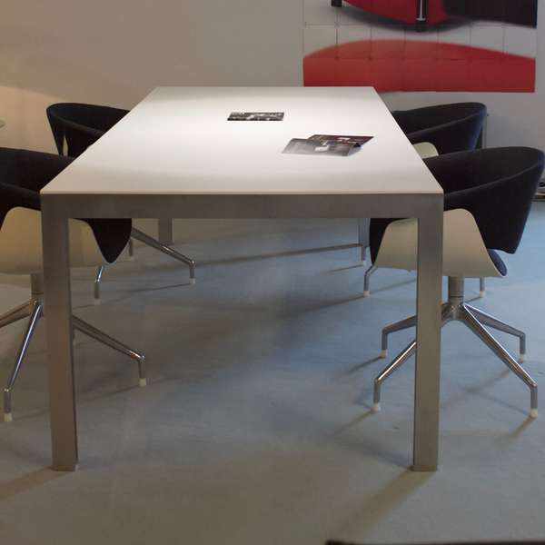 Leolux Cameleon eettafel - 240x100 - Vooraanzicht
