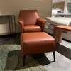 Leolux Mayuro fauteuil met poef - Showroom