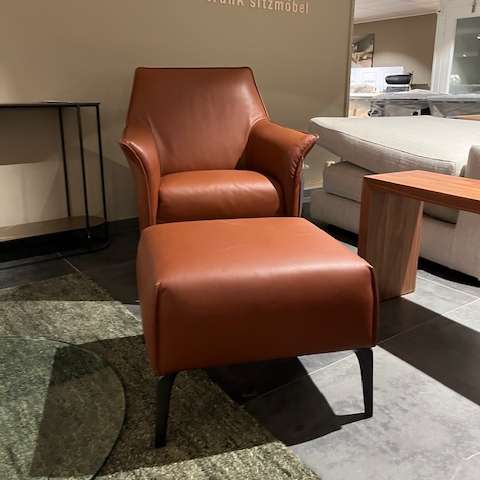 Leolux Mayuro fauteuil met poef - Showroom