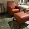 Leolux Mayuro fauteuil met poef - Vooraanzicht
