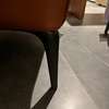 Leolux Mayuro fauteuil met poef - Zijaanzicht rechts