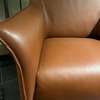 Leolux Mayuro fauteuil met poef - Zijaanzicht links