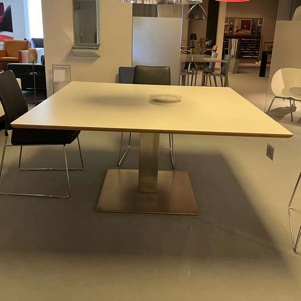 Metaform Carre eettafel - 150x150 - Showroom