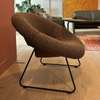 Leolux Mimas fauteuil met tafel - Vooraanzicht