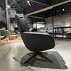 Leolux Lloyd Plus fauteuil - Vooraanzicht