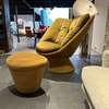 Montis Fabian fauteuil met poef - Zijaanzicht rechts