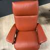 Stressless Aura M relaxfauteuil met hocker - Zijaanzicht links