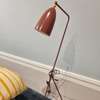 Gubi Gräshoppa vloerlamp - Showroom
