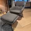 Leolux Lloyd fauteuil met poef - Showroom