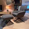 Leolux Lloyd fauteuil met poef - Vooraanzicht