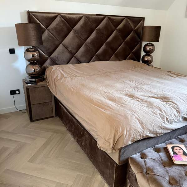 Afbeeldingen van Private Label Valentino boxspring 200x210 met nachtkastjes en poef